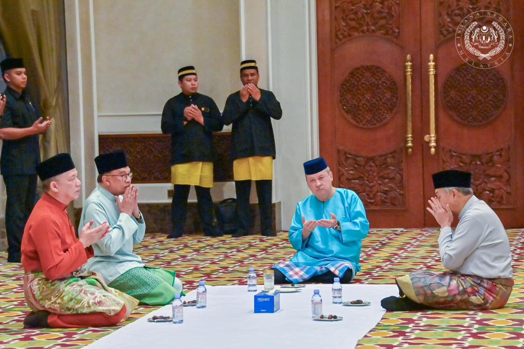 YANG DI-PERTUAN AGONG BERBUKA PUASA BERSAMA PERDANA MENTERI, JEMAAH ...